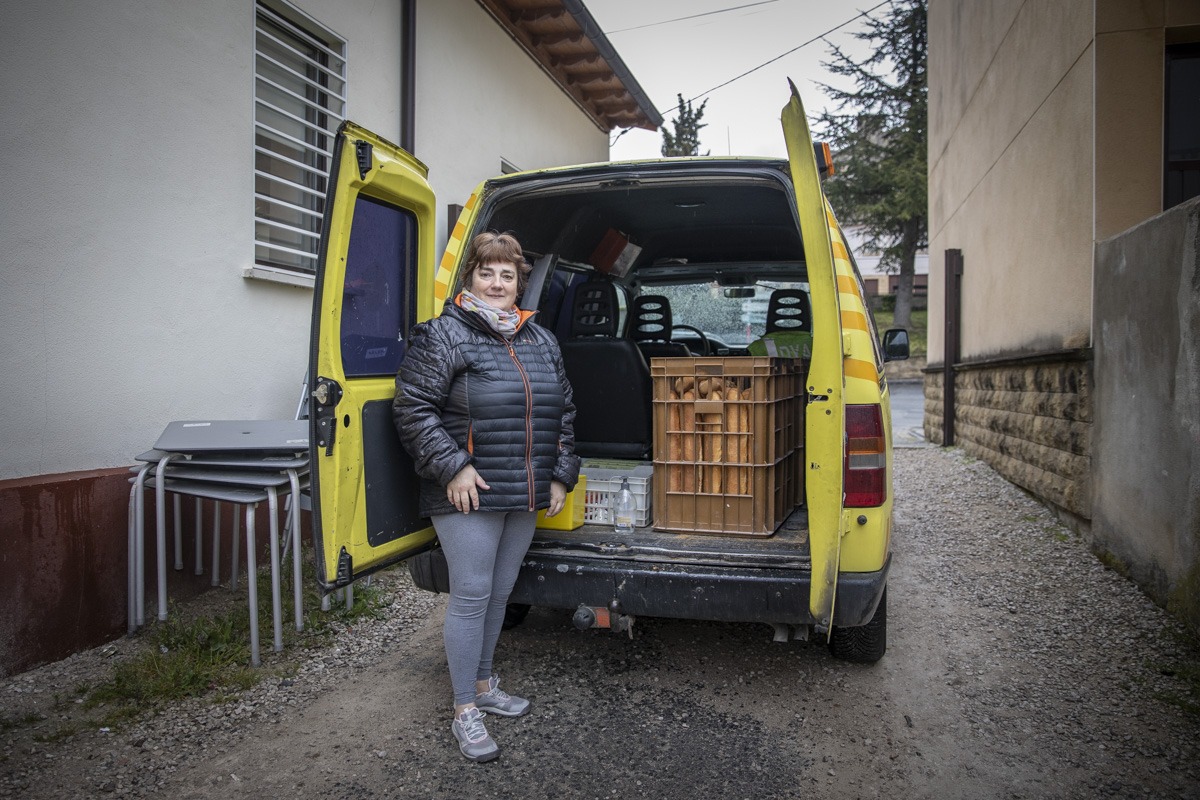 Arantxa Samonete vende pan cada día en Lerga, Ayesa, Gallipienzo Nuevo, Gallipienzo Antiguo y Eslava.
