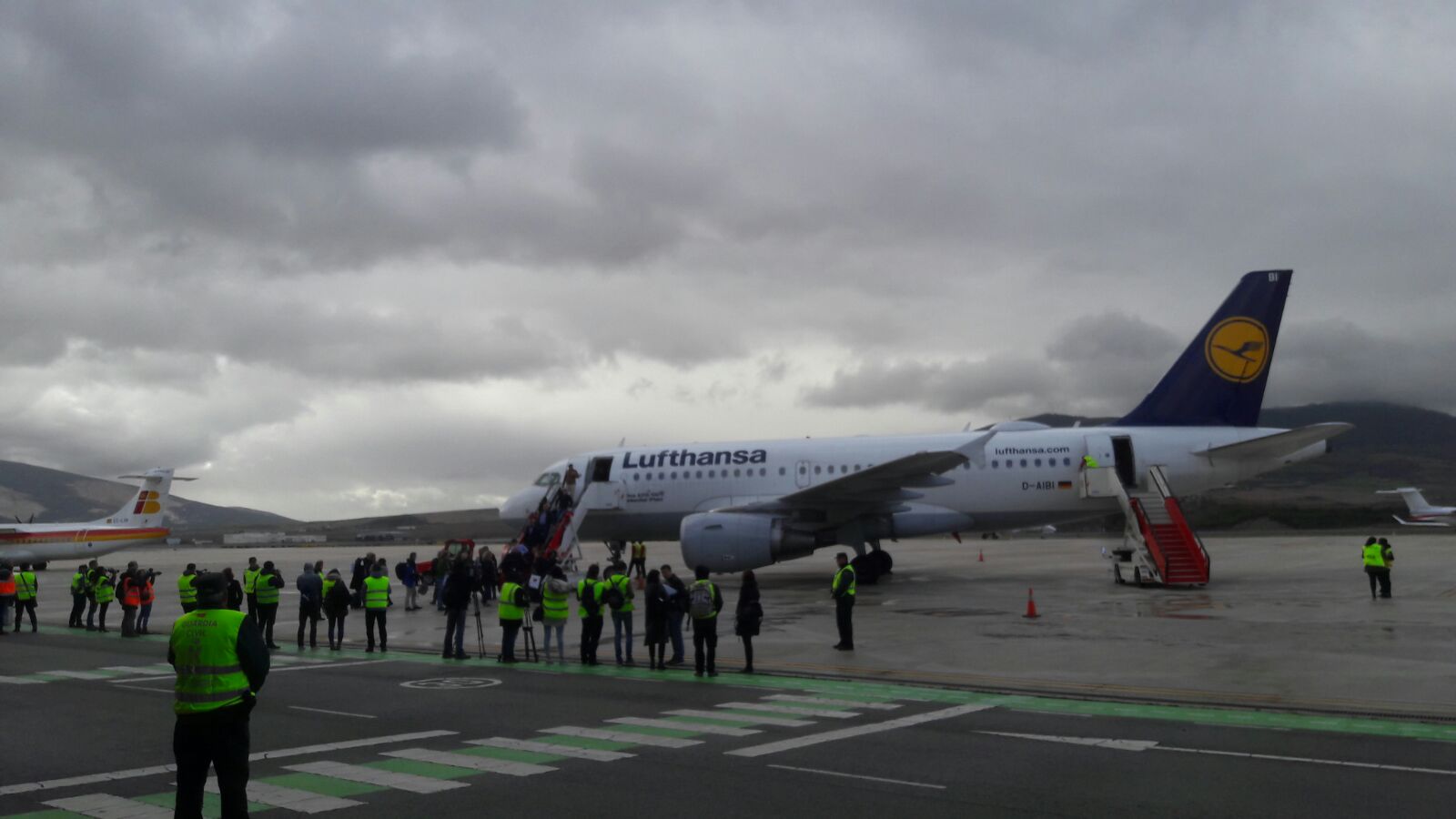 LLegada del vuelo inaugural Frankfurt-Pamplona