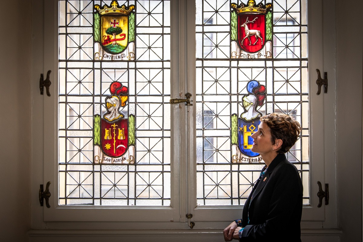 María Chivite observa el escudo de Cintruénigo en la vidriera del Palacio de Navarra.