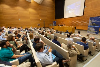 Imagen de la sala de Civican con los asistentes a los Cursos Europeos de Verano.