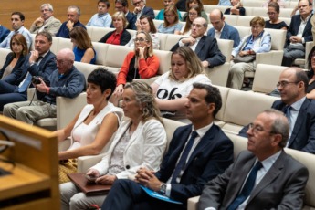 Elma Sáiz, Izaskun Goñi, Jose Luis Larriú y Virgilio Sagüés atendiendo a la ponencia de Navarro.