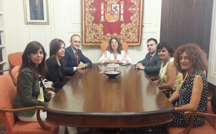 La nueva junta directiva del Colegio de Graduados Sociales junto a la delegada del Gobierno en la Comunidad foral, Carmen Alba.