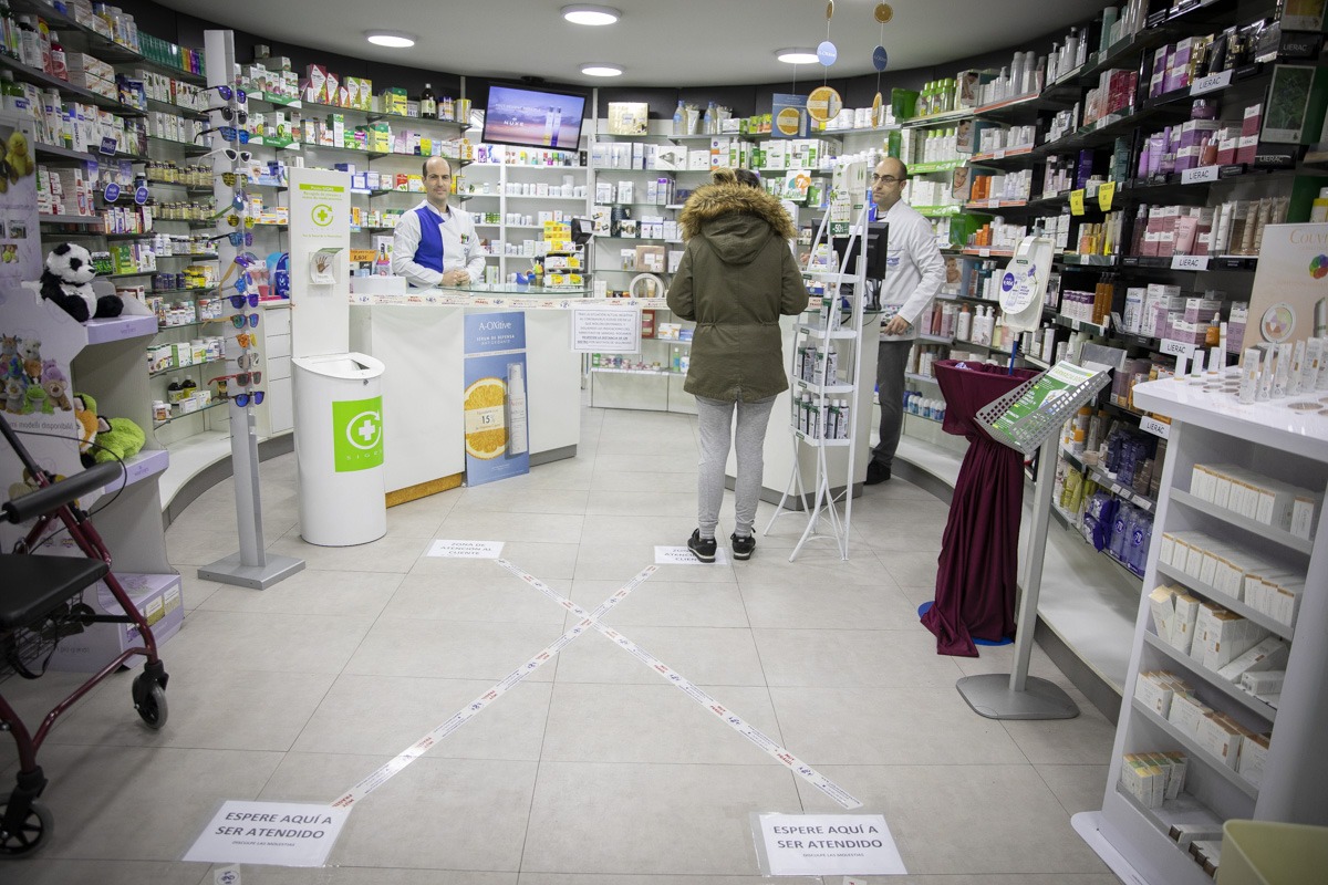 En la farmacia Borda han colocado distintivos en el suelo para que se respeten las medidas de seguridad.