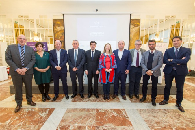 Patrocinadores, autoridades y ponente comparten foto de familia