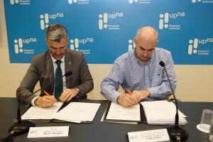 Alfonso Carlosena y José Mª Aierdi en la firma
