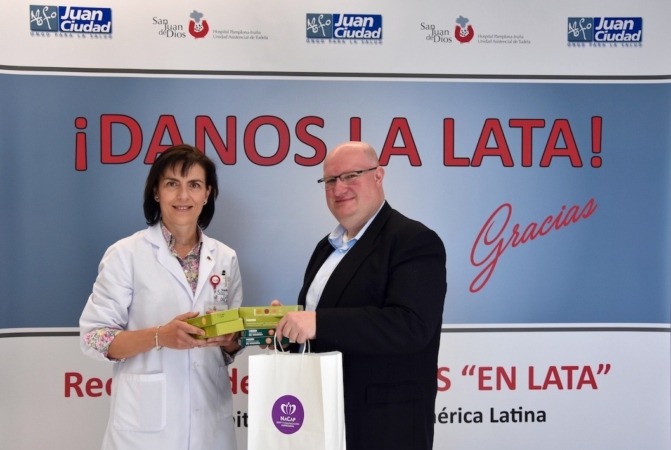 Patricia Segura, directora gerente del Hospital San Juan de dios recoge las latas de parte de Jesús Jiménez