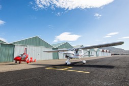 Aeronaves en frente de los hangares de Pyrineum