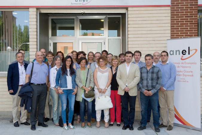 Foto de familia de los participantes hoy en ANEL en el encuentro celebrado con una Comisión del Parlamento de Navarra.