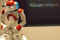 La presentación en Madrid de Innovaction Week ha contado con la presencia del robot 'Nao'.