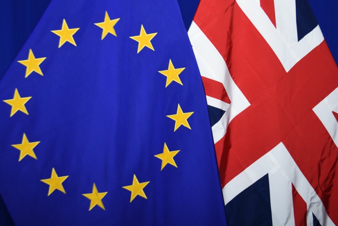Banderas de la Unión Europea y Reino Unido