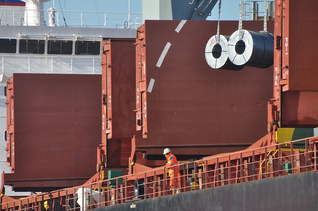 Descarga de bobinas de acero en un barco del puerto de Bilbao.