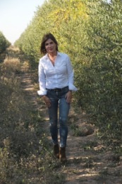Laura Sandúa pasea entre los olivos que la empresa posee a las afueras de Ablitas.