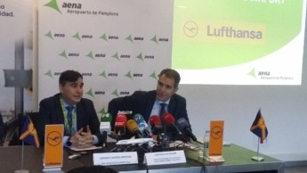 Antonio García, director del aeropuerto de Pamplona y Carsten Hoffman, director general de Lufthansa Group