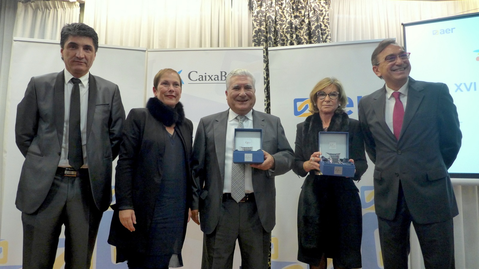 Foto de familia de los ganadores de los premios AER junto al presidente de dicha asociación y la presidenta de Navarra, Uxue Barkos. (FOTO: Germán Pérez). 