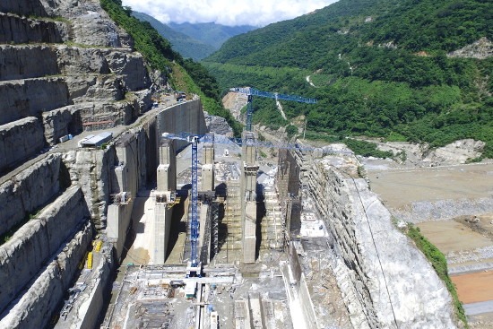 Grúas navarras construyen la mayor central hidroeléctrica de Colombia