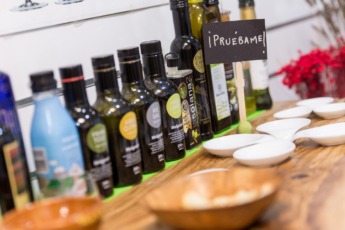 En 'Mágina. Aceites de la Sierra' te invitan a degustar antes de elegir tu aceite de oliva virgen extra.