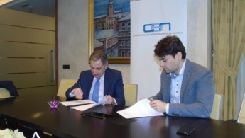 José Antonio Sarría y Pablo Azcona durante la firma del acuerdo