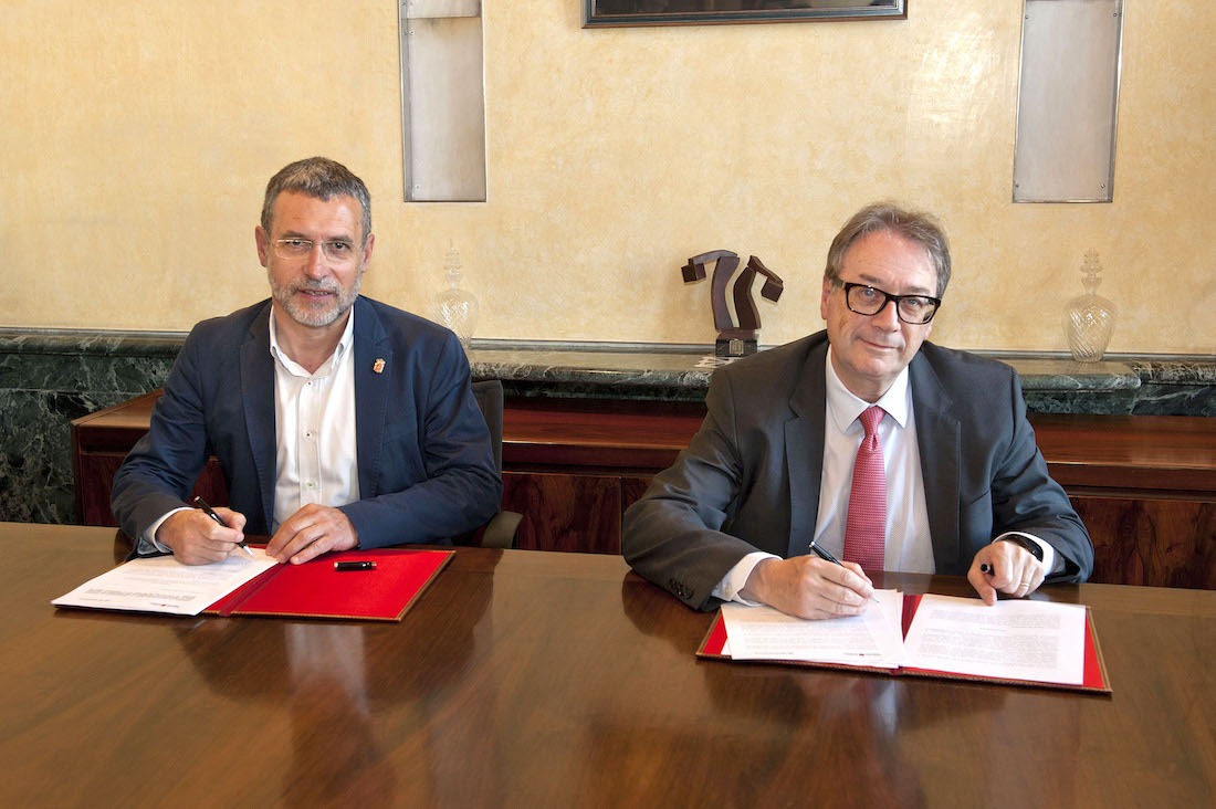 Miguel Laparra y Marc Simón durante la firma del acuerdo.