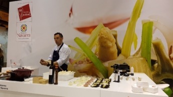 Enrique Martínez Burón realiza una demostración de pelado y condimentación de espárragos en el pasado Salón de Gourmets.