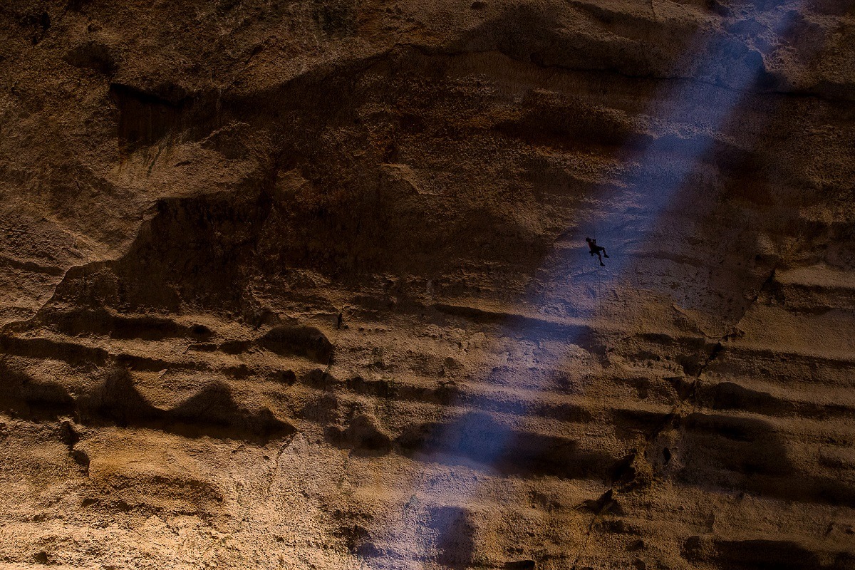 Christian Schlesener rapple down in the Cave, Cave Majlis Al Chinn, Oman on February 26th, 2014 Copyright: Klaus Fengler/ Stefan Glowacz GmbH