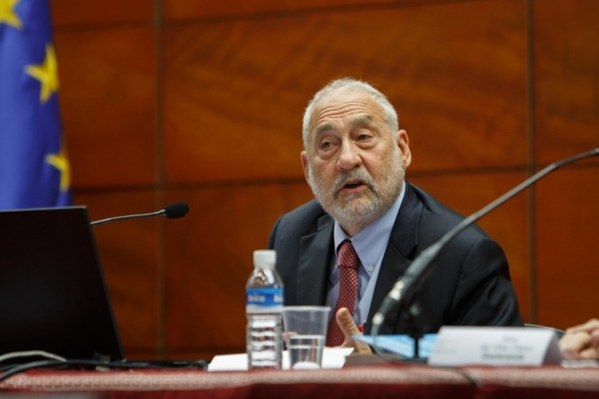 Joseph E. Stiglitz achaca las desigualdades sociales a las políticas económicas