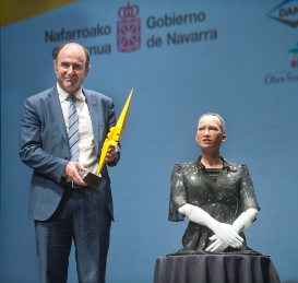 Ayerdi con el robot Sophia y el Premio SciencEkaitza durante la gala del año pasado.