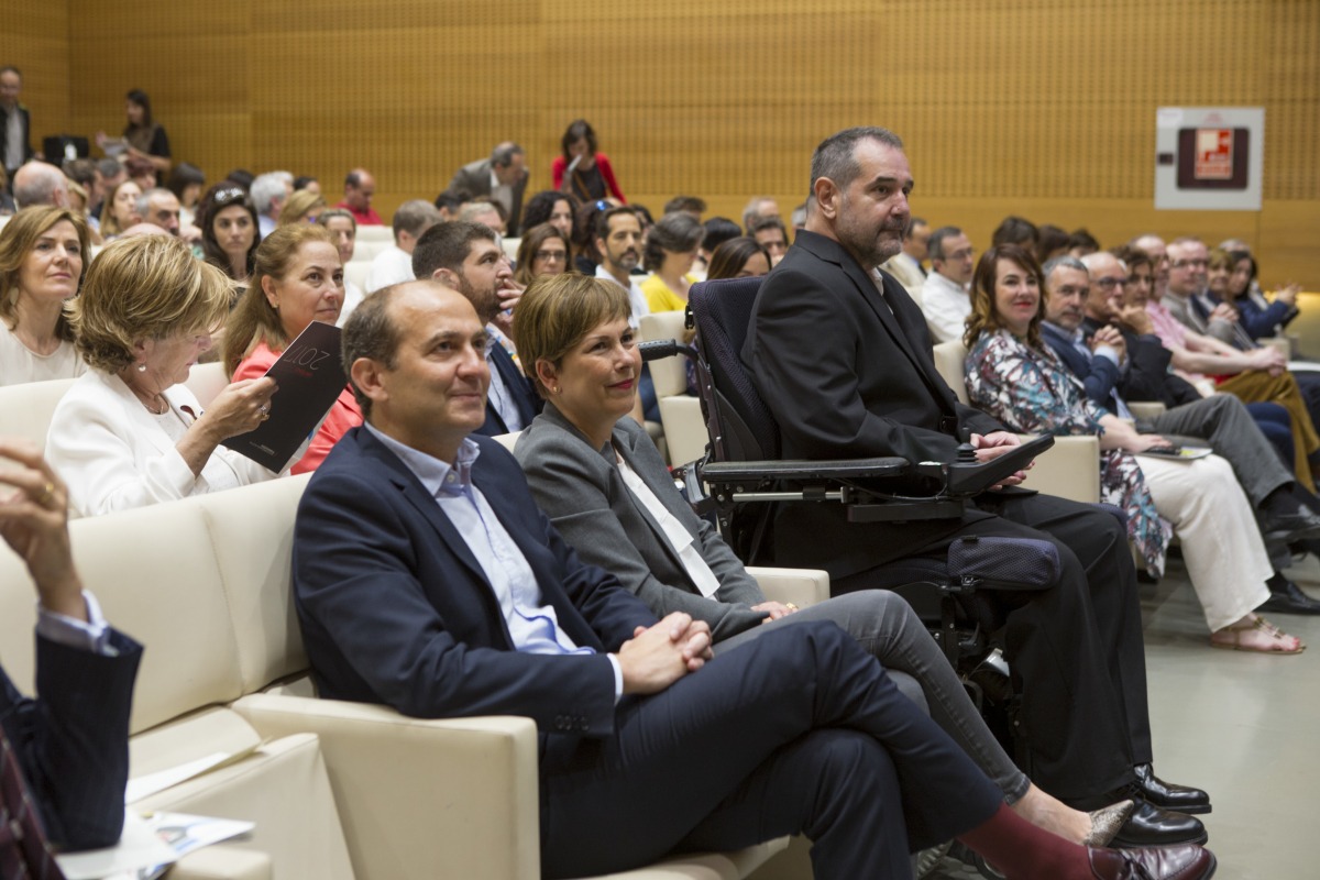 Javier Miranda junto a la presidenta Uxue Barkos y el director gerente de la Fundación Caja Navarra, en la presentación del plan estratégico 2018-2022 de la entidad.