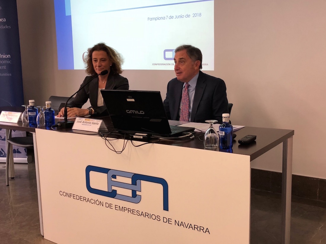 Isabel Peñaranda, directora de ICEX Navarra; y José Antonio Sarría, presidente de la CEN, en la inauguración de la Jornada.