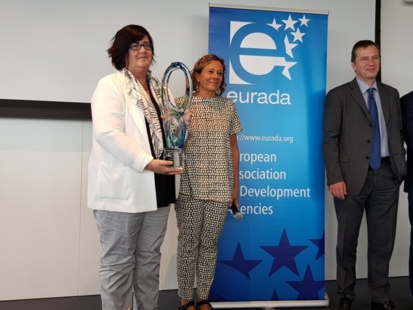 Momento en el que la directora gerente e Sodena, Pilar Irigoien, recibe el galardón Eurada en Charleroi (Bélgica).