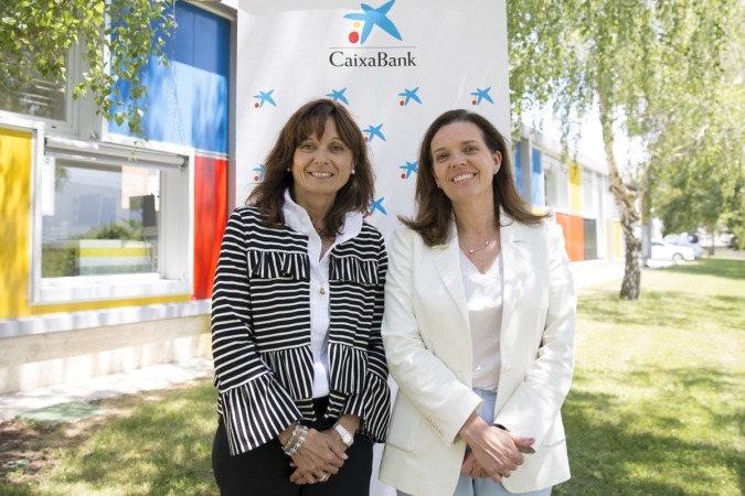 Yolanda Torres posa junto a Ana Díez Fontana, directora territorial de CaixaBank en Navarra. 