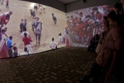 Proyección envolvente del encierro en la exposición de la Plaza de Toros de Pamplona.