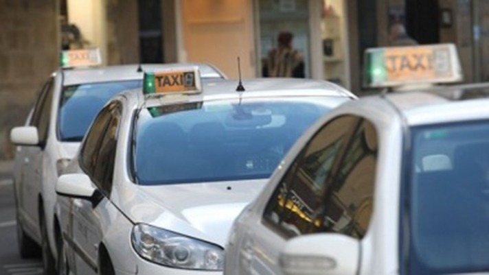 Los taxistas navarros piden que los VTC se contraten con 12 horas de antelación