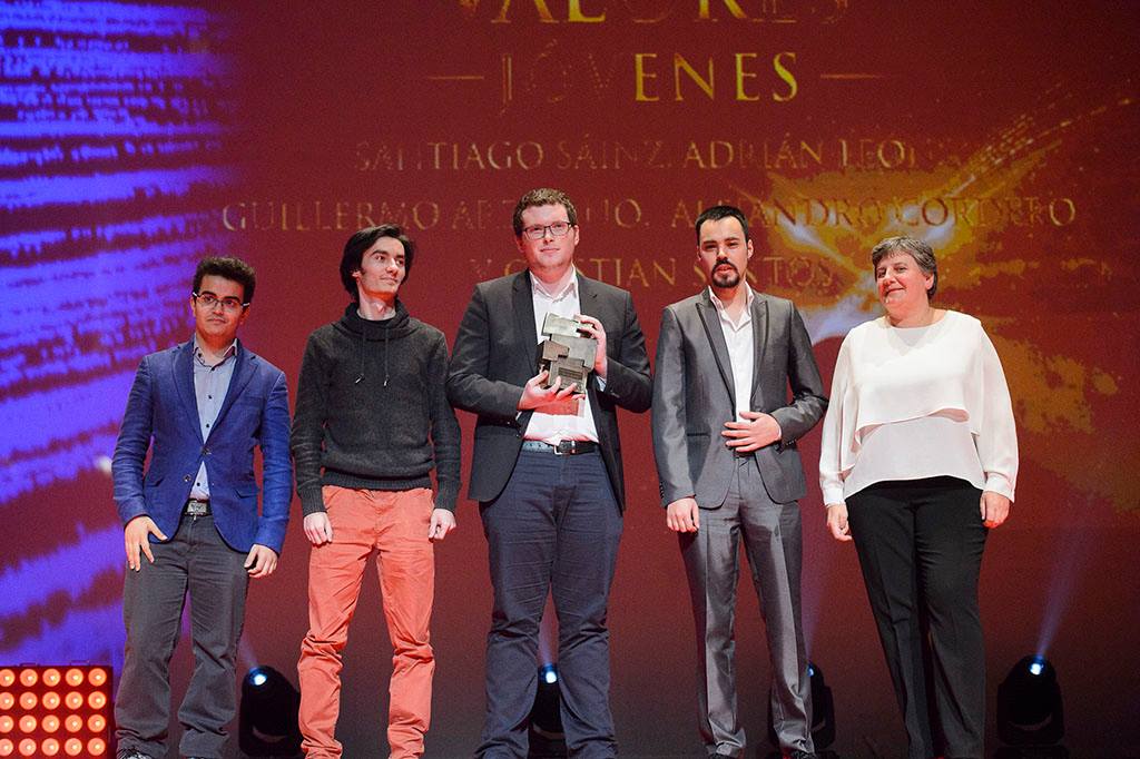 Cuatro de los cinco emprendedores de Code Matrix, durante la entrega del Premio Valor Joven de Navarra Televisión en 2016.