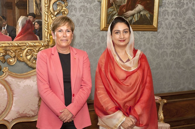La Presidenta Barkos y la ministra india Kaur Badal.