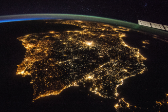 Imagen nocturna de la Península Ibérica vista desde el espacio, en una imagen capturada por la Nasa.