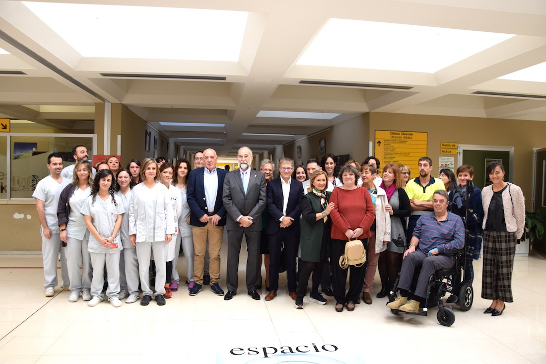 Miembros de Adacen, con su presidente a la cabeza, agradecieron la pasada semana a profesionales sanitarios su labor, entre quienes estaba el consejero de Salud, Fernando Domínguez.