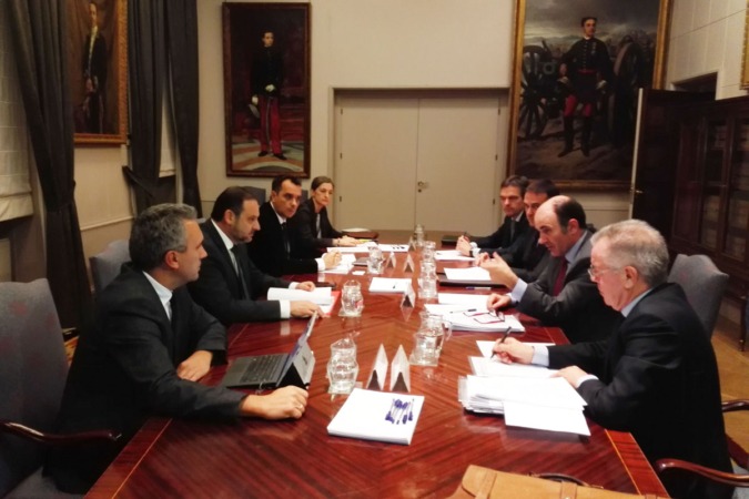 Ayerdi y el ministro de Fomento repasan las actuaciones relacionadas con Navarra