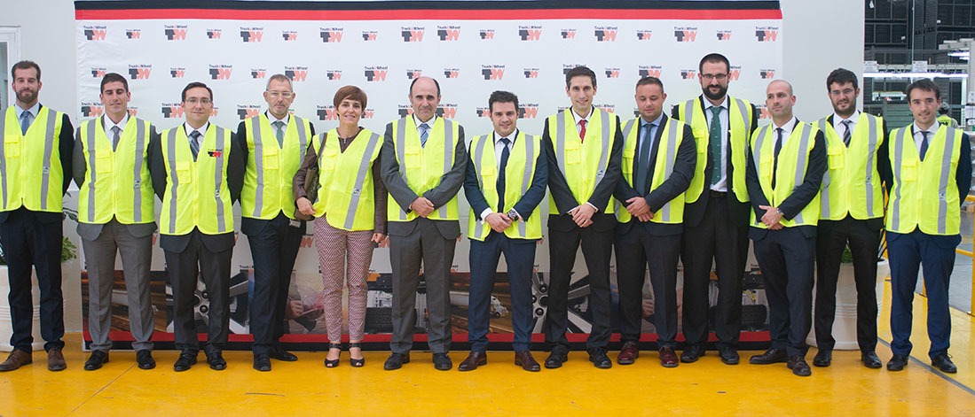 El vicepresidente Ayerdi y la directora del Servicio de Proyección Internacional, Miren Ausín, con personal y directivos en Truck and Wheel.