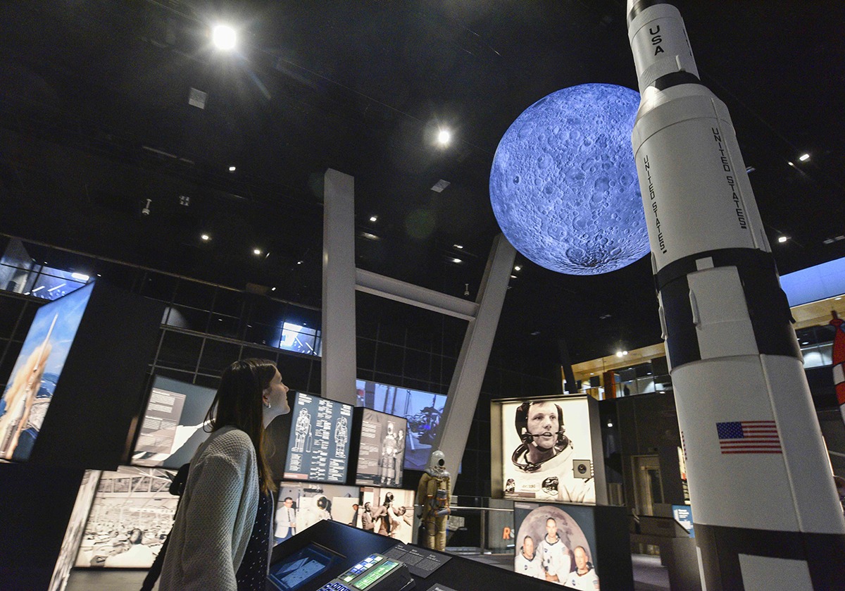 La exposición 'Tintín y la Luna. Cincuenta años de la primera expedición tripulada' podrá visitarse hasta el 26 de mayo de 2019 en CosmoCaixa Barcelona.