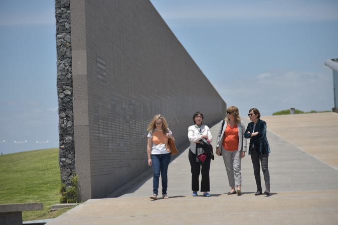 La delegación navarra, junto al Monumento a las víctimas del Terrorismo de Estado durante su visita a Argentina.