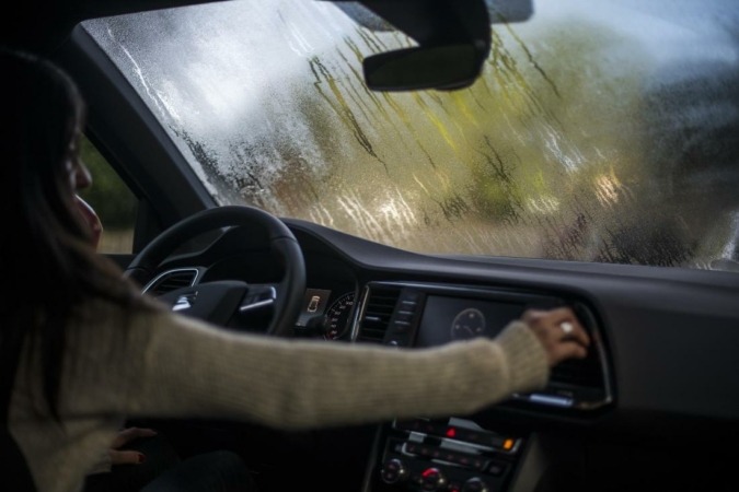 Consejos prácticos para que el frío no te empañe la vista al volante