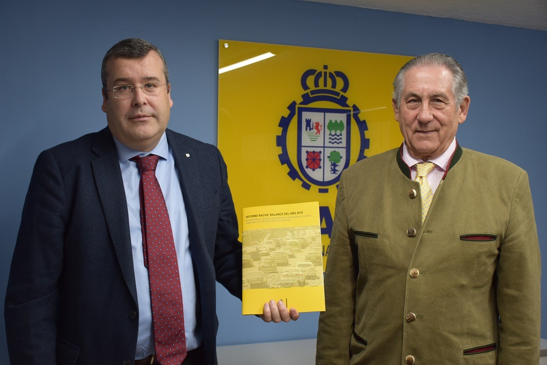 El director gerente del club automovilista, Eduardo Martínez y el presidente del RACVN, Pedro Martínez de Artola.