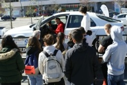Estudiantes atendiendo a las consignas de seguridad del simulador de vuelcos. (FOTO: David Cazón).