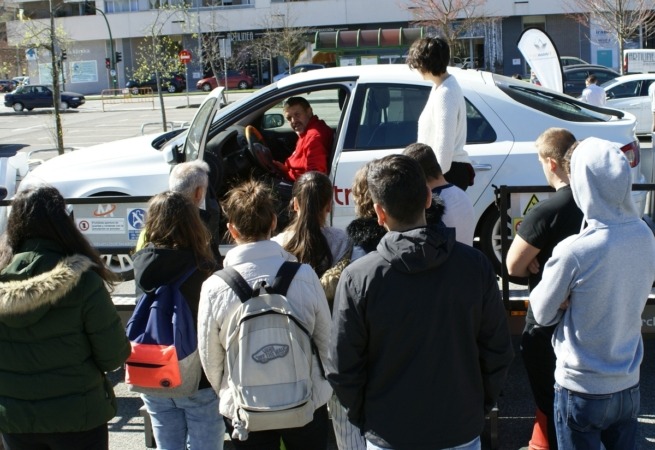 Estudiantes atendiendo a las consignas de seguridad del simulador de vuelcos. (FOTO: David Cazón).
