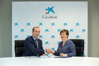  Pablo Andoño, director de Banca Retail de CaixaBank en Navarra; y Beatriz Huarte Cruz, secretaria técnica de la Federación de Turismo Rural de Navarra.