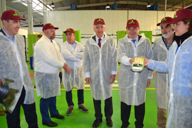 El ministro Luis Planas pone como ejemplo al “puntero” sector agroalimentario navarro