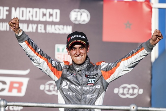 Mikel Azcona, feliz en el podio. (FOTO: Florent Gooden).