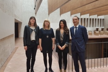  Ainhoa Zabala, directora ejecutiva de Zabala Consulting; la consejera Ana Ollo; la gerente de AJE, Raquel Trincado, y Juan Antonio Bombin, de Caixabank, en la presentación de Time en Femenino.