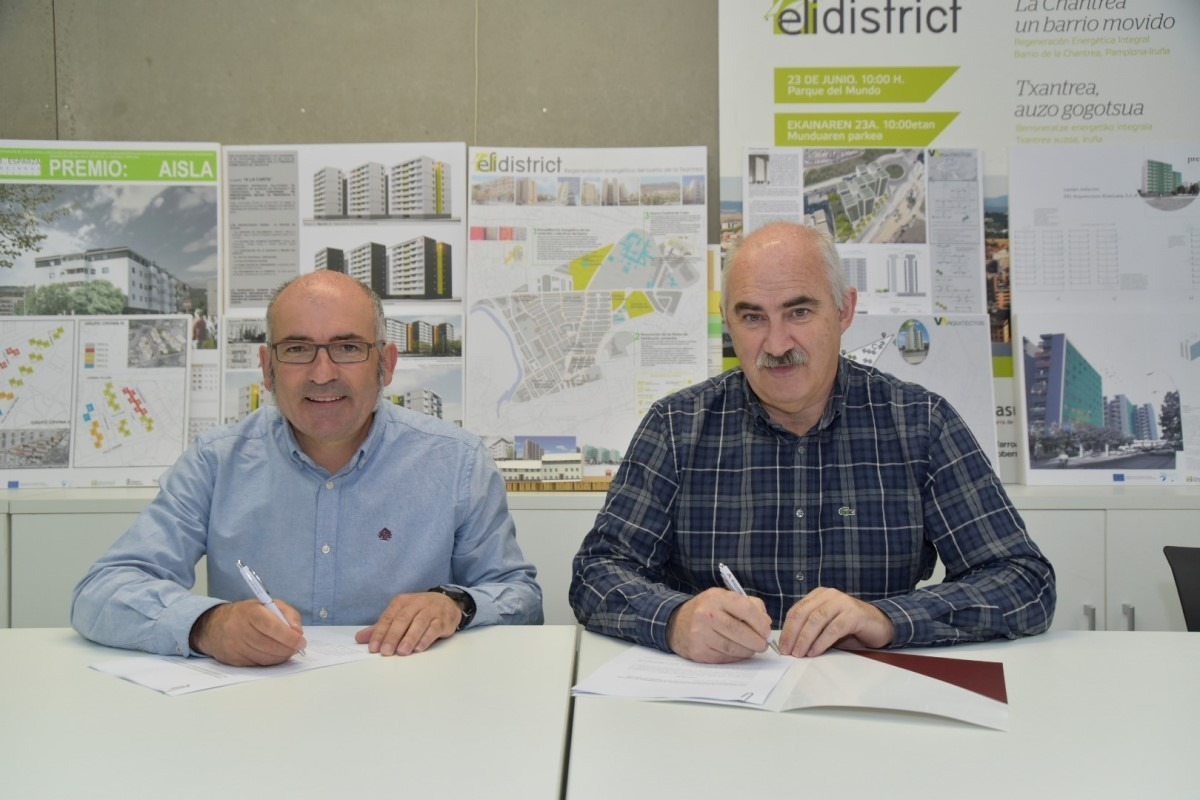El director gerente de Nasuvinsa, José Mª Aierdi; y el concejal de Urbanismo del Ayuntamiento de Pamplona, Joxe Abaurrea, durante la firma de renovación del convenio.