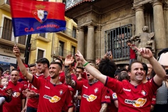 Los jugadores de Osasuna y el entrenador celebran el ascenso ante el Ayuntamiento de Pamplona.